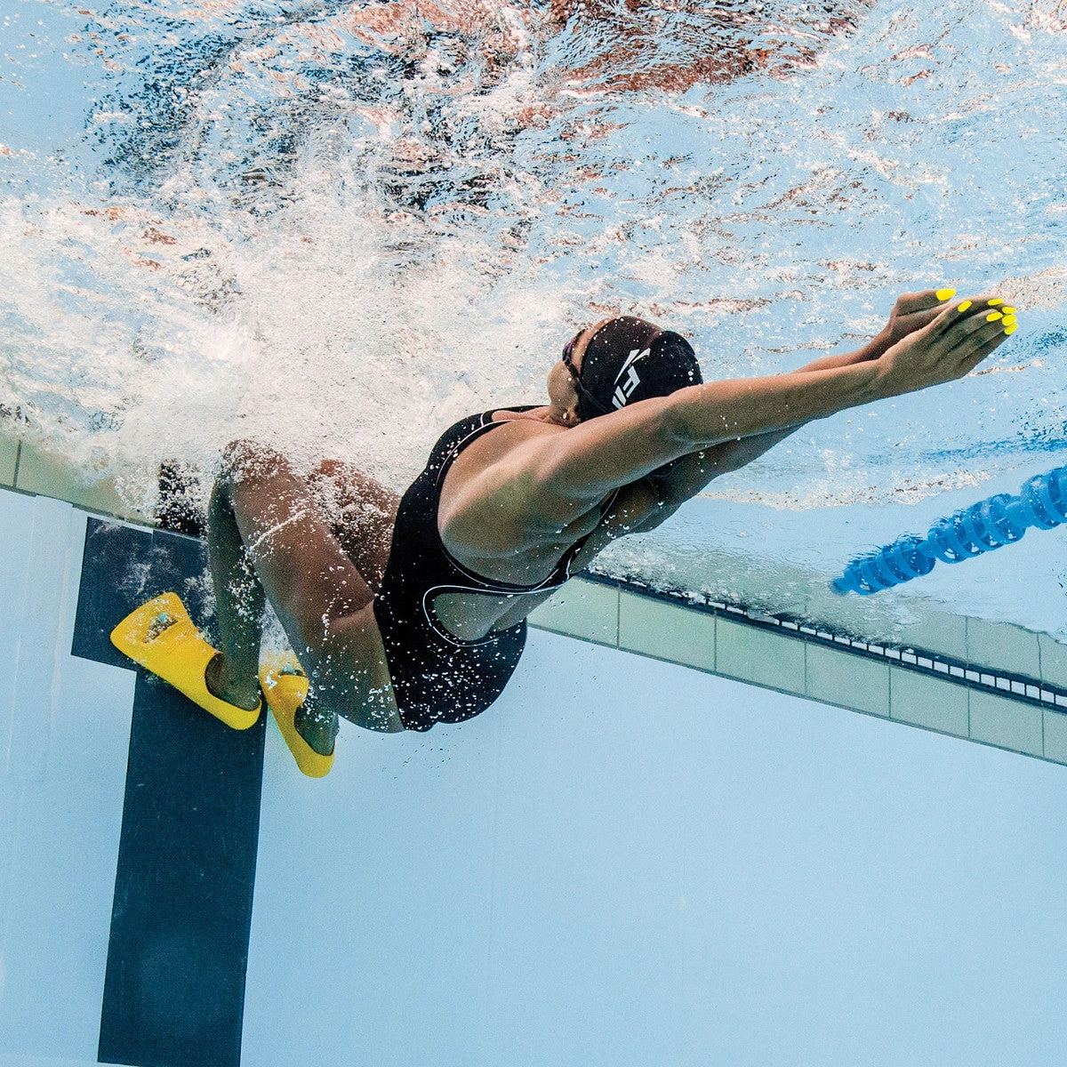 FINIS® Zoomers® Gold | Short Blade Training Fins 9 FINIS® Zoomers® Gold | Short Blade Training Fins