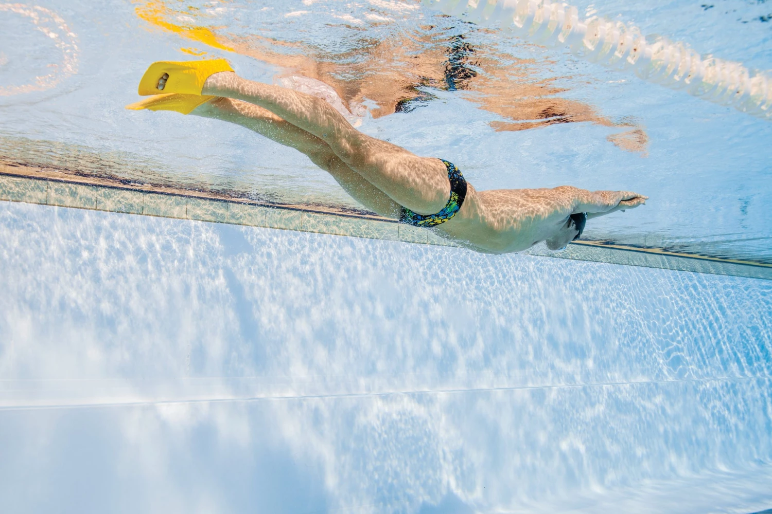 FINIS® Zoomers® Gold | Short Blade Training Fins 16 FINIS® Zoomers® Gold | Short Blade Training Fins